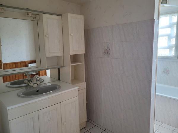ROCHEFORT appartement situé au 1er étage de 70 m² avec balcon exposé sud et garage de 18 m²