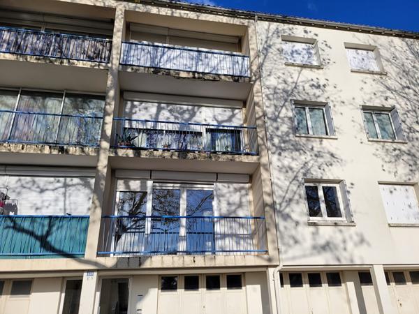ROCHEFORT appartement situé au 1er étage de 70 m² avec balcon exposé sud et garage de 18 m²