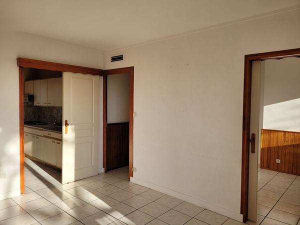 ROCHEFORT appartement situé au 1er étage de 70 m² avec balcon exposé sud et garage de 18 m²