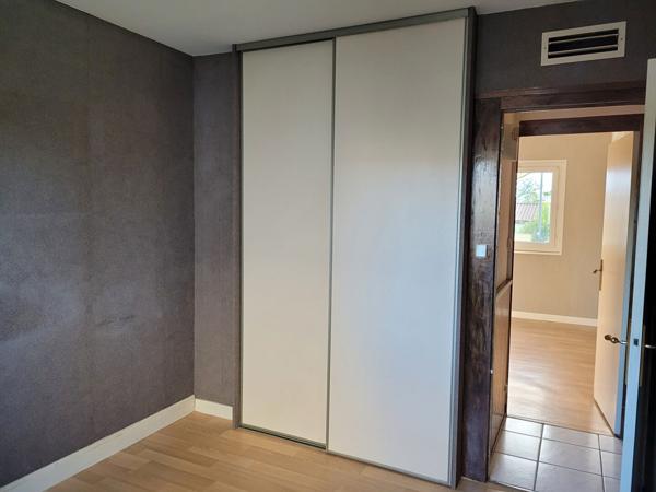 ROCHEFORT appartement situé au 1er étage de 70 m² avec balcon exposé sud et garage de 18 m²