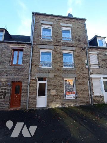 A Saint Germain du Crioult, une maison de bourg mitoyenne des deux côtés de quatre pièces princ...