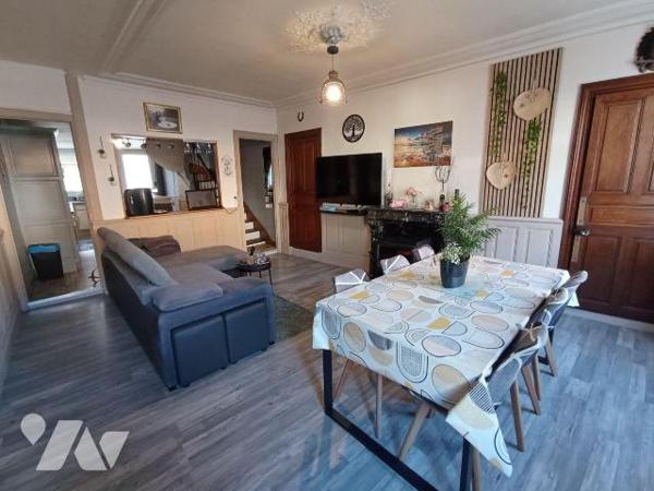 A Saint Germain du Crioult, une maison de bourg mitoyenne des deux côtés de quatre pièces princ...