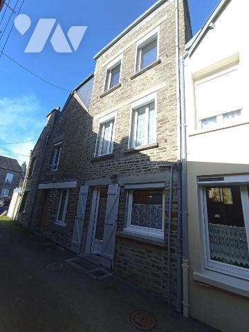 A Saint Germain du Crioult, une maison de bourg mitoyenne des deux côtés de quatre pièces princ...