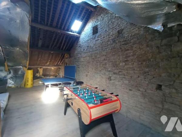 A Saint Germain du Crioult, une maison de bourg mitoyenne des deux côtés de quatre pièces princ...