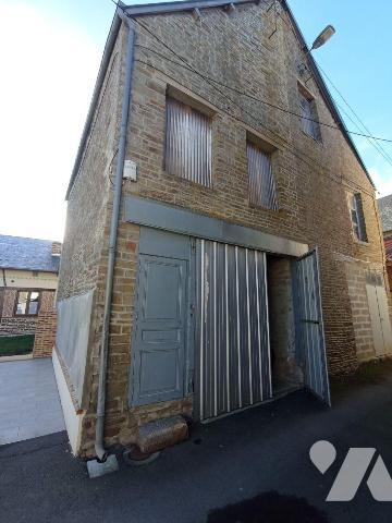 A Saint Germain du Crioult, une maison de bourg mitoyenne des deux côtés de quatre pièces princ...