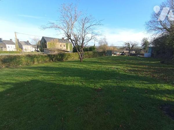A Saint Germain du Crioult, une maison de bourg mitoyenne des deux côtés de quatre pièces princ...