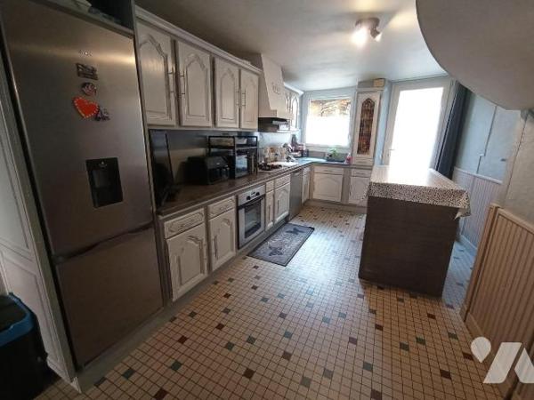 A Saint Germain du Crioult, une maison de bourg mitoyenne des deux côtés de quatre pièces princ...