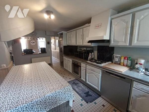 A Saint Germain du Crioult, une maison de bourg mitoyenne des deux côtés de quatre pièces princ...