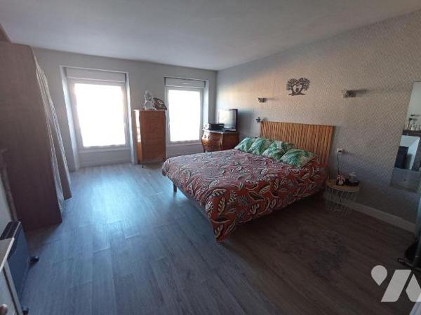 A Saint Germain du Crioult, une maison de bourg mitoyenne des deux côtés de quatre pièces princ...