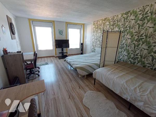 A Saint Germain du Crioult, une maison de bourg mitoyenne des deux côtés de quatre pièces princ...