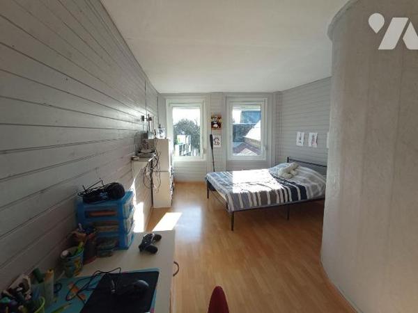 A Saint Germain du Crioult, une maison de bourg mitoyenne des deux côtés de quatre pièces princ...