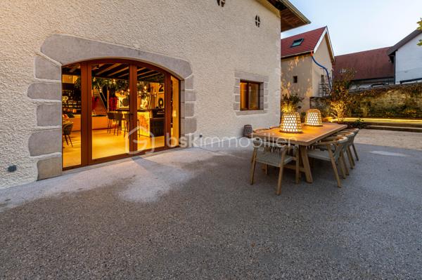 SEVRIER : cette propriété rare située à quelques pas du lac d’Annecy incarne un bien aux prestations hors normes.

Entièrement revisitée par un architecte d’intérieur, elle offre une expérience de vie unique où chaque détail a été pensé pour conjuguer esthétique, confort et bien-être

ATOUTS DU BIEN : Un espace de vie spectaculaire

Dès l’entrée, la propriété dévoile une pièce de réception magistrale de 140 m², sublimée par 7 mètres de hauteur sous plafond.

Au cœur de cet espace, un arbre central majestueux crée une atmosphère unique et apaisante. Cette signature architecturale rare transforme cet espace en véritable lieu de convivialité.

Le vaste salon, agrémenté d’une cheminée design, se prolonge naturellement vers une cuisine américaine ouverte.

De larges baies vitrées baignent l’ensemble de lumière et s’ouvrent sur le jardin paysager et la terrasse.

Un espace bureau parfaitement intégré complète cet espace de vie, idéal pour travailler dans un cadre inspirant.

 Un espace nuit pensé pour le confort:

La partie nuit se compose de trois suites parentales, chacune disposant de son dressing et de sa salle de bains privative.

La suite principale de 46 m², avec son salon privé, offre un véritable cocon d’intimité.

Une quatrième chambre peut être facilement aménagée selon les besoins.

La propriété se distingue par des équipements particulièrement recherchés :

Piscine intérieure chauffée, permettant de profiter de la baignade toute l’année
Salle de fitness
Spa extérieur en bois
Terrain de pétanque
Jardin paysager sur environ 1330 m²
Garage et stationnements privatifs

Située à quelques minutes à pied du centre de Sévrier, du lac d’Annecy et de sa  piste cyclable, la propriété bénéficie d’un emplacement recherché offrant un cadre de vie exceptionnel.

Genève et son aéroport international sont accessibles en moins d’une heure, facilitant l’accès pour une clientèle internationale.

Dossier complet sur demande.

Contactez Séverine TOSI pour plus d’informations ou pour organiser une visite privée.