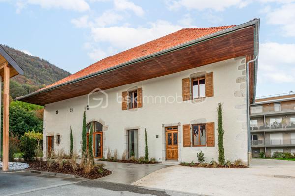 SEVRIER : cette propriété rare située à quelques pas du lac d’Annecy incarne un bien aux prestations hors normes.

Entièrement revisitée par un architecte d’intérieur, elle offre une expérience de vie unique où chaque détail a été pensé pour conjuguer esthétique, confort et bien-être

ATOUTS DU BIEN : Un espace de vie spectaculaire

Dès l’entrée, la propriété dévoile une pièce de réception magistrale de 140 m², sublimée par 7 mètres de hauteur sous plafond.

Au cœur de cet espace, un arbre central majestueux crée une atmosphère unique et apaisante. Cette signature architecturale rare transforme cet espace en véritable lieu de convivialité.

Le vaste salon, agrémenté d’une cheminée design, se prolonge naturellement vers une cuisine américaine ouverte.

De larges baies vitrées baignent l’ensemble de lumière et s’ouvrent sur le jardin paysager et la terrasse.

Un espace bureau parfaitement intégré complète cet espace de vie, idéal pour travailler dans un cadre inspirant.

 Un espace nuit pensé pour le confort:

La partie nuit se compose de trois suites parentales, chacune disposant de son dressing et de sa salle de bains privative.

La suite principale de 46 m², avec son salon privé, offre un véritable cocon d’intimité.

Une quatrième chambre peut être facilement aménagée selon les besoins.

La propriété se distingue par des équipements particulièrement recherchés :

Piscine intérieure chauffée, permettant de profiter de la baignade toute l’année
Salle de fitness
Spa extérieur en bois
Terrain de pétanque
Jardin paysager sur environ 1330 m²
Garage et stationnements privatifs

Située à quelques minutes à pied du centre de Sévrier, du lac d’Annecy et de sa  piste cyclable, la propriété bénéficie d’un emplacement recherché offrant un cadre de vie exceptionnel.

Genève et son aéroport international sont accessibles en moins d’une heure, facilitant l’accès pour une clientèle internationale.

Dossier complet sur demande.

Contactez Séverine TOSI pour plus d’informations ou pour organiser une visite privée.