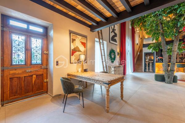 SEVRIER : cette propriété rare située à quelques pas du lac d’Annecy incarne un bien aux prestations hors normes.

Entièrement revisitée par un architecte d’intérieur, elle offre une expérience de vie unique où chaque détail a été pensé pour conjuguer esthétique, confort et bien-être

ATOUTS DU BIEN : Un espace de vie spectaculaire

Dès l’entrée, la propriété dévoile une pièce de réception magistrale de 140 m², sublimée par 7 mètres de hauteur sous plafond.

Au cœur de cet espace, un arbre central majestueux crée une atmosphère unique et apaisante. Cette signature architecturale rare transforme cet espace en véritable lieu de convivialité.

Le vaste salon, agrémenté d’une cheminée design, se prolonge naturellement vers une cuisine américaine ouverte.

De larges baies vitrées baignent l’ensemble de lumière et s’ouvrent sur le jardin paysager et la terrasse.

Un espace bureau parfaitement intégré complète cet espace de vie, idéal pour travailler dans un cadre inspirant.

 Un espace nuit pensé pour le confort:

La partie nuit se compose de trois suites parentales, chacune disposant de son dressing et de sa salle de bains privative.

La suite principale de 46 m², avec son salon privé, offre un véritable cocon d’intimité.

Une quatrième chambre peut être facilement aménagée selon les besoins.

La propriété se distingue par des équipements particulièrement recherchés :

Piscine intérieure chauffée, permettant de profiter de la baignade toute l’année
Salle de fitness
Spa extérieur en bois
Terrain de pétanque
Jardin paysager sur environ 1330 m²
Garage et stationnements privatifs

Située à quelques minutes à pied du centre de Sévrier, du lac d’Annecy et de sa  piste cyclable, la propriété bénéficie d’un emplacement recherché offrant un cadre de vie exceptionnel.

Genève et son aéroport international sont accessibles en moins d’une heure, facilitant l’accès pour une clientèle internationale.

Dossier complet sur demande.

Contactez Séverine TOSI pour plus d’informations ou pour organiser une visite privée.