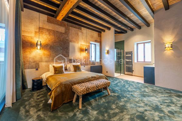 SEVRIER : cette propriété rare située à quelques pas du lac d’Annecy incarne un bien aux prestations hors normes.

Entièrement revisitée par un architecte d’intérieur, elle offre une expérience de vie unique où chaque détail a été pensé pour conjuguer esthétique, confort et bien-être

ATOUTS DU BIEN : Un espace de vie spectaculaire

Dès l’entrée, la propriété dévoile une pièce de réception magistrale de 140 m², sublimée par 7 mètres de hauteur sous plafond.

Au cœur de cet espace, un arbre central majestueux crée une atmosphère unique et apaisante. Cette signature architecturale rare transforme cet espace en véritable lieu de convivialité.

Le vaste salon, agrémenté d’une cheminée design, se prolonge naturellement vers une cuisine américaine ouverte.

De larges baies vitrées baignent l’ensemble de lumière et s’ouvrent sur le jardin paysager et la terrasse.

Un espace bureau parfaitement intégré complète cet espace de vie, idéal pour travailler dans un cadre inspirant.

 Un espace nuit pensé pour le confort:

La partie nuit se compose de trois suites parentales, chacune disposant de son dressing et de sa salle de bains privative.

La suite principale de 46 m², avec son salon privé, offre un véritable cocon d’intimité.

Une quatrième chambre peut être facilement aménagée selon les besoins.

La propriété se distingue par des équipements particulièrement recherchés :

Piscine intérieure chauffée, permettant de profiter de la baignade toute l’année
Salle de fitness
Spa extérieur en bois
Terrain de pétanque
Jardin paysager sur environ 1330 m²
Garage et stationnements privatifs

Située à quelques minutes à pied du centre de Sévrier, du lac d’Annecy et de sa  piste cyclable, la propriété bénéficie d’un emplacement recherché offrant un cadre de vie exceptionnel.

Genève et son aéroport international sont accessibles en moins d’une heure, facilitant l’accès pour une clientèle internationale.

Dossier complet sur demande.

Contactez Séverine TOSI pour plus d’informations ou pour organiser une visite privée.