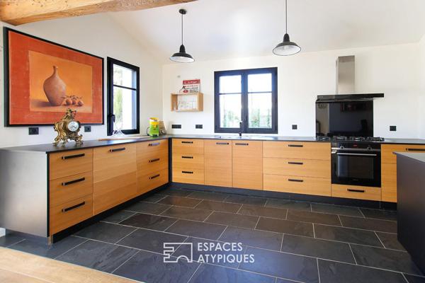 Maison contemporaine avec piscine et dépendance en bord de mer