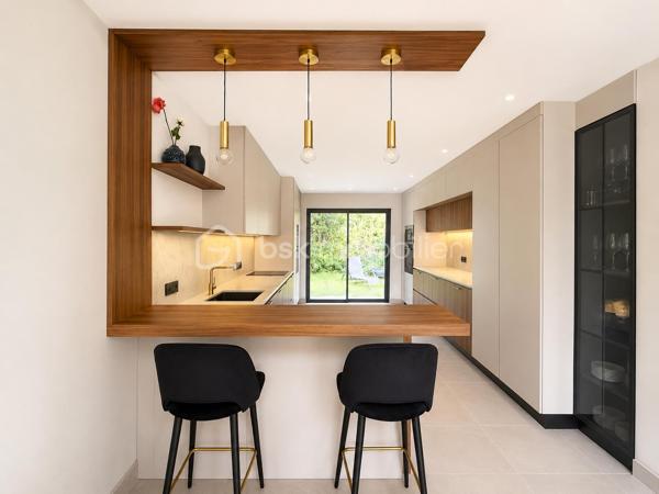 Venez découvrir cette superbe maison familiale de 144 m² habitables, construite en 2023 avec des matériaux de qualité et implantée sur un terrain de 337 m², au calme dans une impasse et proche forêt!

Dès l’entrée, vous serez séduits par ses beaux volumes et sa LUMINOSITÉ.
 Le rez-de-chaussée offre un vaste séjour avec salle à manger exposée sud, bénéficiant d’un ensoleillement optimal tout au long de la journée. 
La cuisine moderne, entièrement aménagée et équipée, s’intègre parfaitement à cet espace de vie convivial. 
Une chambre ainsi qu’une salle d’eau avec WC complètent ce niveau, offrant un confort appréciable au quotidien.

À l’étage, vous découvrirez quatre belles chambres non mansardées, dont une agréable suite parentale avec dressing et salle d’eau privative. 
Une salle de bains avec WC ainsi qu’une buanderie viennent compléter cet espace nuit parfaitement pensé pour une famille.

À l’extérieur, le jardin vous permettra de créer un véritable espace de détente selon vos envies.
 Un carport récemment installé vous permettra de stationner votre véhicule à l’abri et en toute simplicité.

Côté prestations, la maison est équipée d’une chaudière au gaz avec chauffage au sol sur les 2 niveaux, garantissant un excellent confort thermique et économique tout au long de l’année.
Fenêtres double-vitrage et volets électriques partout pilotable à distance.

Une maison récente, lumineuse et fonctionnelle, idéale pour une famille à la recherche de confort et de tranquillité.

Contactez-nous dès maintenant pour obtenir plus d’informations ou organiser une visite.