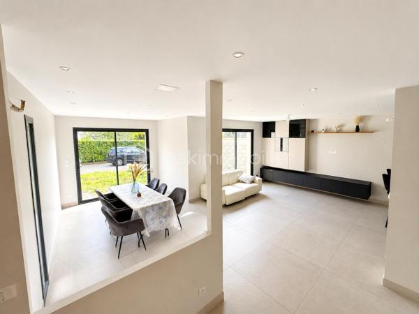 Venez découvrir cette superbe maison familiale de 144 m² habitables, construite en 2023 avec des matériaux de qualité et implantée sur un terrain de 337 m², au calme dans une impasse et proche forêt!

Dès l’entrée, vous serez séduits par ses beaux volumes et sa LUMINOSITÉ.
 Le rez-de-chaussée offre un vaste séjour avec salle à manger exposée sud, bénéficiant d’un ensoleillement optimal tout au long de la journée. 
La cuisine moderne, entièrement aménagée et équipée, s’intègre parfaitement à cet espace de vie convivial. 
Une chambre ainsi qu’une salle d’eau avec WC complètent ce niveau, offrant un confort appréciable au quotidien.

À l’étage, vous découvrirez quatre belles chambres non mansardées, dont une agréable suite parentale avec dressing et salle d’eau privative. 
Une salle de bains avec WC ainsi qu’une buanderie viennent compléter cet espace nuit parfaitement pensé pour une famille.

À l’extérieur, le jardin vous permettra de créer un véritable espace de détente selon vos envies.
 Un carport récemment installé vous permettra de stationner votre véhicule à l’abri et en toute simplicité.

Côté prestations, la maison est équipée d’une chaudière au gaz avec chauffage au sol sur les 2 niveaux, garantissant un excellent confort thermique et économique tout au long de l’année.
Fenêtres double-vitrage et volets électriques partout pilotable à distance.

Une maison récente, lumineuse et fonctionnelle, idéale pour une famille à la recherche de confort et de tranquillité.

Contactez-nous dès maintenant pour obtenir plus d’informations ou organiser une visite.
