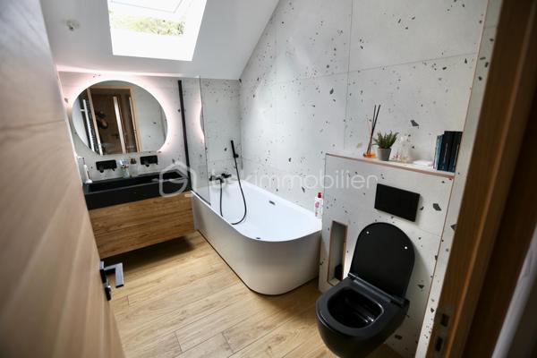 Venez découvrir cette superbe maison familiale de 144 m² habitables, construite en 2023 avec des matériaux de qualité et implantée sur un terrain de 337 m², au calme dans une impasse et proche forêt!

Dès l’entrée, vous serez séduits par ses beaux volumes et sa LUMINOSITÉ.
 Le rez-de-chaussée offre un vaste séjour avec salle à manger exposée sud, bénéficiant d’un ensoleillement optimal tout au long de la journée. 
La cuisine moderne, entièrement aménagée et équipée, s’intègre parfaitement à cet espace de vie convivial. 
Une chambre ainsi qu’une salle d’eau avec WC complètent ce niveau, offrant un confort appréciable au quotidien.

À l’étage, vous découvrirez quatre belles chambres non mansardées, dont une agréable suite parentale avec dressing et salle d’eau privative. 
Une salle de bains avec WC ainsi qu’une buanderie viennent compléter cet espace nuit parfaitement pensé pour une famille.

À l’extérieur, le jardin vous permettra de créer un véritable espace de détente selon vos envies.
 Un carport récemment installé vous permettra de stationner votre véhicule à l’abri et en toute simplicité.

Côté prestations, la maison est équipée d’une chaudière au gaz avec chauffage au sol sur les 2 niveaux, garantissant un excellent confort thermique et économique tout au long de l’année.
Fenêtres double-vitrage et volets électriques partout pilotable à distance.

Une maison récente, lumineuse et fonctionnelle, idéale pour une famille à la recherche de confort et de tranquillité.

Contactez-nous dès maintenant pour obtenir plus d’informations ou organiser une visite.