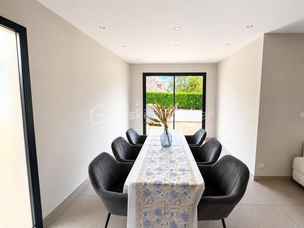 Venez découvrir cette superbe maison familiale de 144 m² habitables, construite en 2023 avec des matériaux de qualité et implantée sur un terrain de 337 m², au calme dans une impasse et proche forêt!

Dès l’entrée, vous serez séduits par ses beaux volumes et sa LUMINOSITÉ.
 Le rez-de-chaussée offre un vaste séjour avec salle à manger exposée sud, bénéficiant d’un ensoleillement optimal tout au long de la journée. 
La cuisine moderne, entièrement aménagée et équipée, s’intègre parfaitement à cet espace de vie convivial. 
Une chambre ainsi qu’une salle d’eau avec WC complètent ce niveau, offrant un confort appréciable au quotidien.

À l’étage, vous découvrirez quatre belles chambres non mansardées, dont une agréable suite parentale avec dressing et salle d’eau privative. 
Une salle de bains avec WC ainsi qu’une buanderie viennent compléter cet espace nuit parfaitement pensé pour une famille.

À l’extérieur, le jardin vous permettra de créer un véritable espace de détente selon vos envies.
 Un carport récemment installé vous permettra de stationner votre véhicule à l’abri et en toute simplicité.

Côté prestations, la maison est équipée d’une chaudière au gaz avec chauffage au sol sur les 2 niveaux, garantissant un excellent confort thermique et économique tout au long de l’année.
Fenêtres double-vitrage et volets électriques partout pilotable à distance.

Une maison récente, lumineuse et fonctionnelle, idéale pour une famille à la recherche de confort et de tranquillité.

Contactez-nous dès maintenant pour obtenir plus d’informations ou organiser une visite.