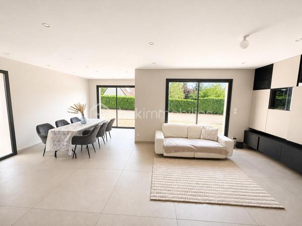 Venez découvrir cette superbe maison familiale de 144 m² habitables, construite en 2023 avec des matériaux de qualité et implantée sur un terrain de 337 m², au calme dans une impasse et proche forêt!

Dès l’entrée, vous serez séduits par ses beaux volumes et sa LUMINOSITÉ.
 Le rez-de-chaussée offre un vaste séjour avec salle à manger exposée sud, bénéficiant d’un ensoleillement optimal tout au long de la journée. 
La cuisine moderne, entièrement aménagée et équipée, s’intègre parfaitement à cet espace de vie convivial. 
Une chambre ainsi qu’une salle d’eau avec WC complètent ce niveau, offrant un confort appréciable au quotidien.

À l’étage, vous découvrirez quatre belles chambres non mansardées, dont une agréable suite parentale avec dressing et salle d’eau privative. 
Une salle de bains avec WC ainsi qu’une buanderie viennent compléter cet espace nuit parfaitement pensé pour une famille.

À l’extérieur, le jardin vous permettra de créer un véritable espace de détente selon vos envies.
 Un carport récemment installé vous permettra de stationner votre véhicule à l’abri et en toute simplicité.

Côté prestations, la maison est équipée d’une chaudière au gaz avec chauffage au sol sur les 2 niveaux, garantissant un excellent confort thermique et économique tout au long de l’année.
Fenêtres double-vitrage et volets électriques partout pilotable à distance.

Une maison récente, lumineuse et fonctionnelle, idéale pour une famille à la recherche de confort et de tranquillité.

Contactez-nous dès maintenant pour obtenir plus d’informations ou organiser une visite.
