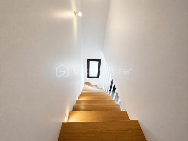 Venez découvrir cette superbe maison familiale de 144 m² habitables, construite en 2023 avec des matériaux de qualité et implantée sur un terrain de 337 m², au calme dans une impasse et proche forêt!

Dès l’entrée, vous serez séduits par ses beaux volumes et sa LUMINOSITÉ.
 Le rez-de-chaussée offre un vaste séjour avec salle à manger exposée sud, bénéficiant d’un ensoleillement optimal tout au long de la journée. 
La cuisine moderne, entièrement aménagée et équipée, s’intègre parfaitement à cet espace de vie convivial. 
Une chambre ainsi qu’une salle d’eau avec WC complètent ce niveau, offrant un confort appréciable au quotidien.

À l’étage, vous découvrirez quatre belles chambres non mansardées, dont une agréable suite parentale avec dressing et salle d’eau privative. 
Une salle de bains avec WC ainsi qu’une buanderie viennent compléter cet espace nuit parfaitement pensé pour une famille.

À l’extérieur, le jardin vous permettra de créer un véritable espace de détente selon vos envies.
 Un carport récemment installé vous permettra de stationner votre véhicule à l’abri et en toute simplicité.

Côté prestations, la maison est équipée d’une chaudière au gaz avec chauffage au sol sur les 2 niveaux, garantissant un excellent confort thermique et économique tout au long de l’année.
Fenêtres double-vitrage et volets électriques partout pilotable à distance.

Une maison récente, lumineuse et fonctionnelle, idéale pour une famille à la recherche de confort et de tranquillité.

Contactez-nous dès maintenant pour obtenir plus d’informations ou organiser une visite.