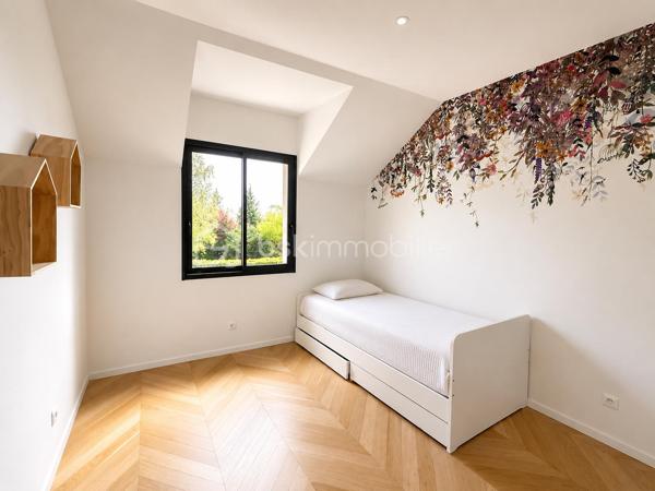 Venez découvrir cette superbe maison familiale de 144 m² habitables, construite en 2023 avec des matériaux de qualité et implantée sur un terrain de 337 m², au calme dans une impasse et proche forêt!

Dès l’entrée, vous serez séduits par ses beaux volumes et sa LUMINOSITÉ.
 Le rez-de-chaussée offre un vaste séjour avec salle à manger exposée sud, bénéficiant d’un ensoleillement optimal tout au long de la journée. 
La cuisine moderne, entièrement aménagée et équipée, s’intègre parfaitement à cet espace de vie convivial. 
Une chambre ainsi qu’une salle d’eau avec WC complètent ce niveau, offrant un confort appréciable au quotidien.

À l’étage, vous découvrirez quatre belles chambres non mansardées, dont une agréable suite parentale avec dressing et salle d’eau privative. 
Une salle de bains avec WC ainsi qu’une buanderie viennent compléter cet espace nuit parfaitement pensé pour une famille.

À l’extérieur, le jardin vous permettra de créer un véritable espace de détente selon vos envies.
 Un carport récemment installé vous permettra de stationner votre véhicule à l’abri et en toute simplicité.

Côté prestations, la maison est équipée d’une chaudière au gaz avec chauffage au sol sur les 2 niveaux, garantissant un excellent confort thermique et économique tout au long de l’année.
Fenêtres double-vitrage et volets électriques partout pilotable à distance.

Une maison récente, lumineuse et fonctionnelle, idéale pour une famille à la recherche de confort et de tranquillité.

Contactez-nous dès maintenant pour obtenir plus d’informations ou organiser une visite.