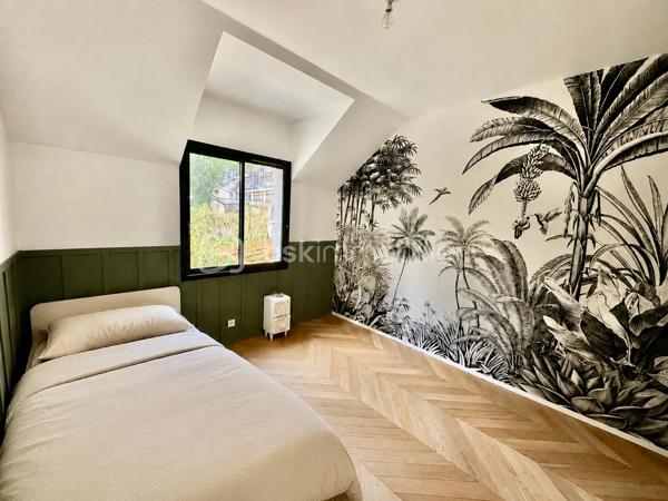 Venez découvrir cette superbe maison familiale de 144 m² habitables, construite en 2023 avec des matériaux de qualité et implantée sur un terrain de 337 m², au calme dans une impasse et proche forêt!

Dès l’entrée, vous serez séduits par ses beaux volumes et sa LUMINOSITÉ.
 Le rez-de-chaussée offre un vaste séjour avec salle à manger exposée sud, bénéficiant d’un ensoleillement optimal tout au long de la journée. 
La cuisine moderne, entièrement aménagée et équipée, s’intègre parfaitement à cet espace de vie convivial. 
Une chambre ainsi qu’une salle d’eau avec WC complètent ce niveau, offrant un confort appréciable au quotidien.

À l’étage, vous découvrirez quatre belles chambres non mansardées, dont une agréable suite parentale avec dressing et salle d’eau privative. 
Une salle de bains avec WC ainsi qu’une buanderie viennent compléter cet espace nuit parfaitement pensé pour une famille.

À l’extérieur, le jardin vous permettra de créer un véritable espace de détente selon vos envies.
 Un carport récemment installé vous permettra de stationner votre véhicule à l’abri et en toute simplicité.

Côté prestations, la maison est équipée d’une chaudière au gaz avec chauffage au sol sur les 2 niveaux, garantissant un excellent confort thermique et économique tout au long de l’année.
Fenêtres double-vitrage et volets électriques partout pilotable à distance.

Une maison récente, lumineuse et fonctionnelle, idéale pour une famille à la recherche de confort et de tranquillité.

Contactez-nous dès maintenant pour obtenir plus d’informations ou organiser une visite.