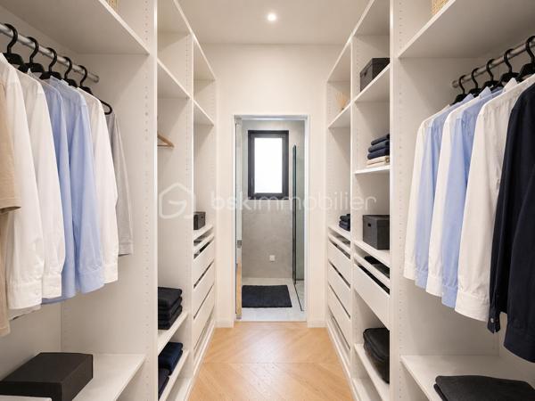 Venez découvrir cette superbe maison familiale de 144 m² habitables, construite en 2023 avec des matériaux de qualité et implantée sur un terrain de 337 m², au calme dans une impasse et proche forêt!

Dès l’entrée, vous serez séduits par ses beaux volumes et sa LUMINOSITÉ.
 Le rez-de-chaussée offre un vaste séjour avec salle à manger exposée sud, bénéficiant d’un ensoleillement optimal tout au long de la journée. 
La cuisine moderne, entièrement aménagée et équipée, s’intègre parfaitement à cet espace de vie convivial. 
Une chambre ainsi qu’une salle d’eau avec WC complètent ce niveau, offrant un confort appréciable au quotidien.

À l’étage, vous découvrirez quatre belles chambres non mansardées, dont une agréable suite parentale avec dressing et salle d’eau privative. 
Une salle de bains avec WC ainsi qu’une buanderie viennent compléter cet espace nuit parfaitement pensé pour une famille.

À l’extérieur, le jardin vous permettra de créer un véritable espace de détente selon vos envies.
 Un carport récemment installé vous permettra de stationner votre véhicule à l’abri et en toute simplicité.

Côté prestations, la maison est équipée d’une chaudière au gaz avec chauffage au sol sur les 2 niveaux, garantissant un excellent confort thermique et économique tout au long de l’année.
Fenêtres double-vitrage et volets électriques partout pilotable à distance.

Une maison récente, lumineuse et fonctionnelle, idéale pour une famille à la recherche de confort et de tranquillité.

Contactez-nous dès maintenant pour obtenir plus d’informations ou organiser une visite.