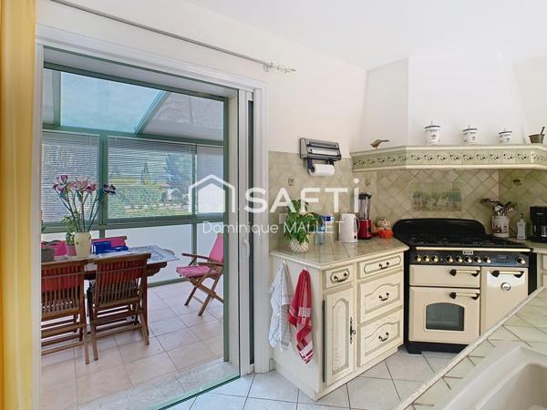 Villa de plain-pied avec piscine et vaste sous-sol