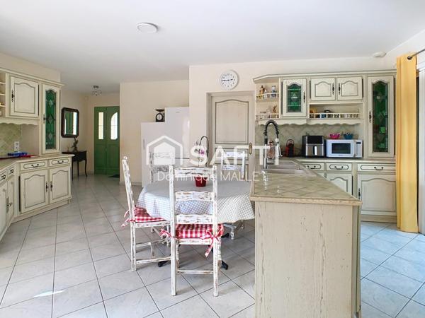 Villa de plain-pied avec piscine et vaste sous-sol