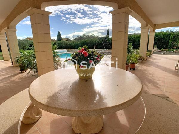 Villa de plain-pied avec piscine et vaste sous-sol