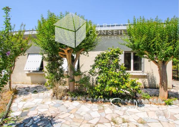 Sainte-Eulalie – Une maison 3 chambres à réinventer avec grands garages et jardin paysagé