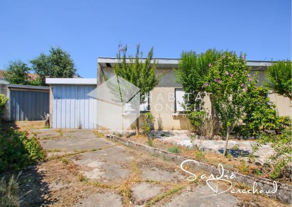 Sainte-Eulalie – Une maison 3 chambres à réinventer avec grands garages et jardin paysagé