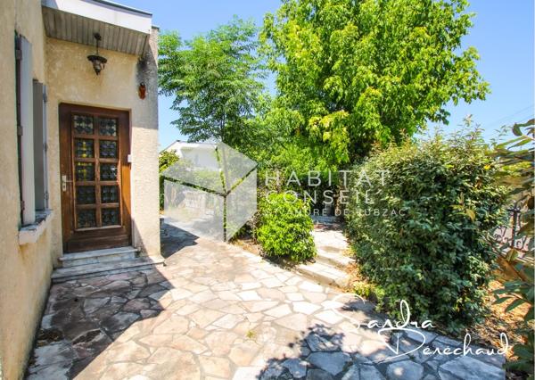 Sainte-Eulalie – Une maison 3 chambres à réinventer avec grands garages et jardin paysagé