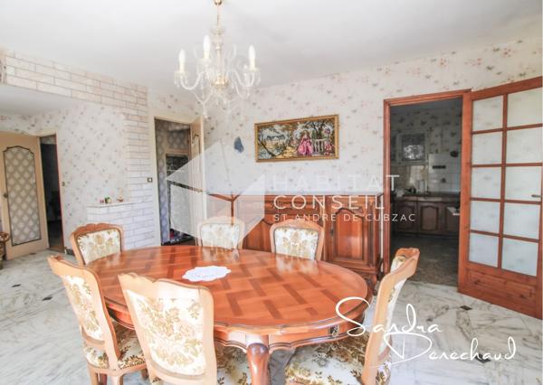 Sainte-Eulalie – Une maison 3 chambres à réinventer avec grands garages et jardin paysagé