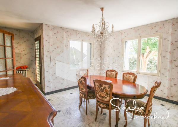 Sainte-Eulalie – Une maison 3 chambres à réinventer avec grands garages et jardin paysagé