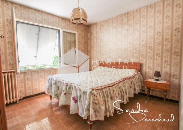 Sainte-Eulalie – Une maison 3 chambres à réinventer avec grands garages et jardin paysagé