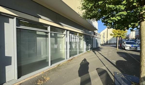 A VENDRE : LOCAL COMMERCIAL D'ANGLE DE 139,44 M² AVEC CAVE EN SOUS SOL DE 33,39 M²