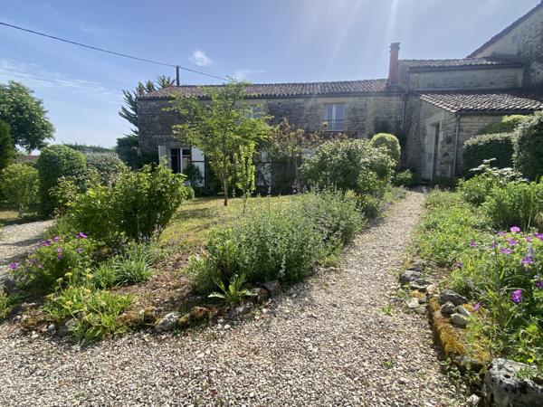 Rouillac (16170) CHARENTAISE 4 CHAMBRES, PISCINE ET JARDIN