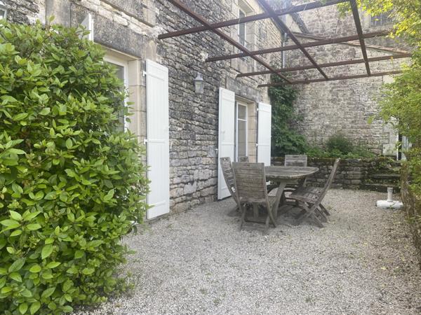 Rouillac (16170) CHARENTAISE 4 CHAMBRES, PISCINE ET JARDIN