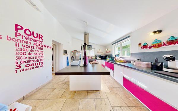 Maison à vendre    25 pièces •  Grospierres