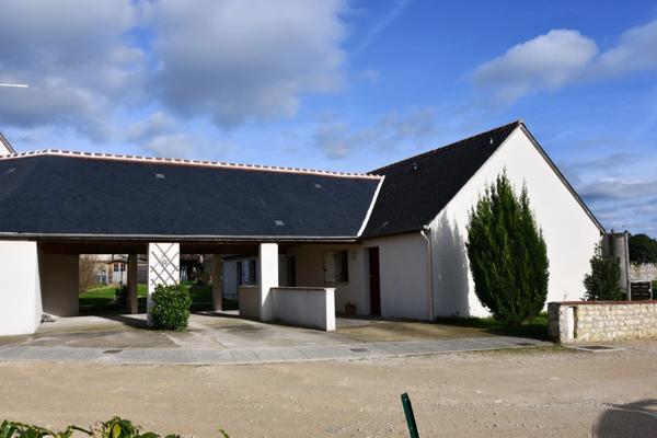 La Celle st Avant, centre bourg avec tous ses commerces, ensemble immobilier de 10 logements individuels de plain-pied pour 400 m² habitables, sur un terrain constructible de plus d'un ha.