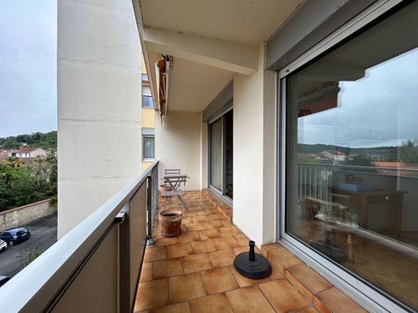 A vendre, centre ville de PERIGUEUX, bel Appartement type 2 avec TERRASSE, cave et PARKING privatif !