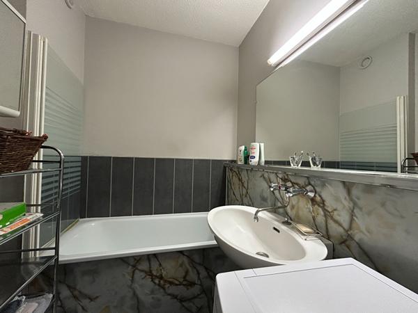 A vendre, centre ville de PERIGUEUX, bel Appartement type 2 avec TERRASSE, cave et PARKING privatif !