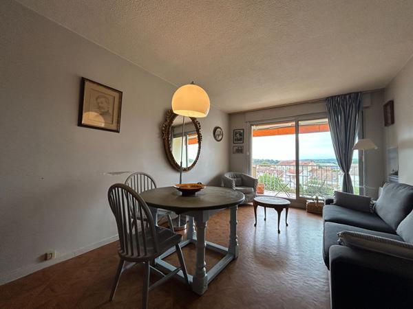 A vendre, centre ville de PERIGUEUX, bel Appartement type 2 avec TERRASSE, cave et PARKING privatif !