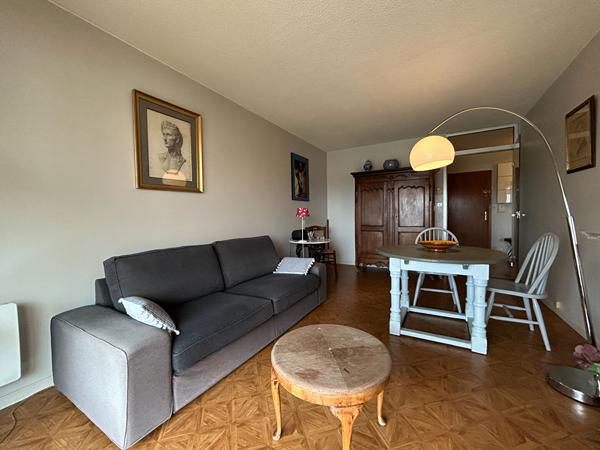 A vendre, centre ville de PERIGUEUX, bel Appartement type 2 avec TERRASSE, cave et PARKING privatif !