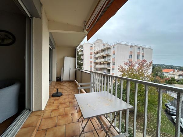 A vendre, centre ville de PERIGUEUX, bel Appartement type 2 avec TERRASSE, cave et PARKING privatif !