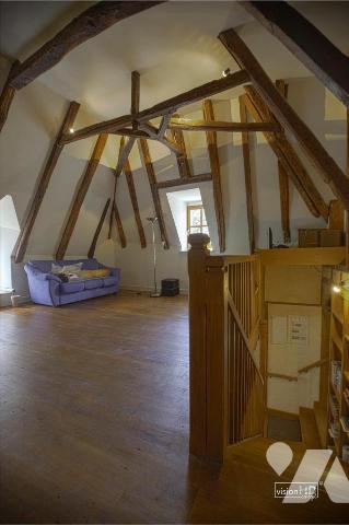 MARMANHAC, sur 1520 m² de terrain, maison de village avec partie gîte et dépendance. 
Maison p...