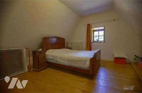 MARMANHAC, sur 1520 m² de terrain, maison de village avec partie gîte et dépendance. 
Maison p...